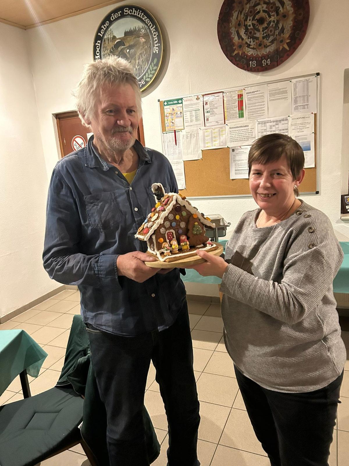 Schützenverein Flettmar feiert stimmungsvoll: Weihnachtsfeier mit spannenden Pokalduellen, Leckereien und Lebkuchenhaus-Gewinner!