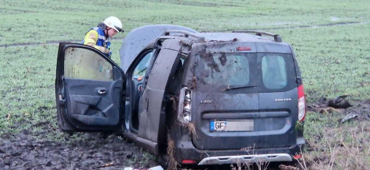 Verkehrsunfall auf der L320: Frau verletzt, Dacia überschlägt sich