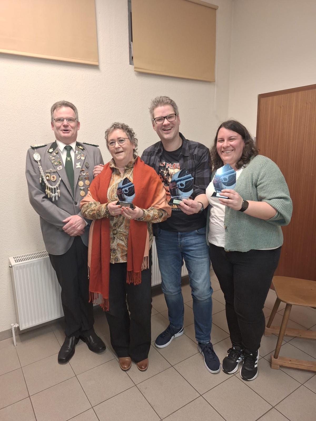 Schützenverein Flettmar - Preisverteilung, Geselligkeit & Schießsport: Ein gelungener Abend beim Schweinepreisschießen! 🎯 Schützenverein Flettmar - Preisverteilung, Geselligkeit & Schießsport: Ein gelungener Abend beim Schweinepreisschießen! 🎯