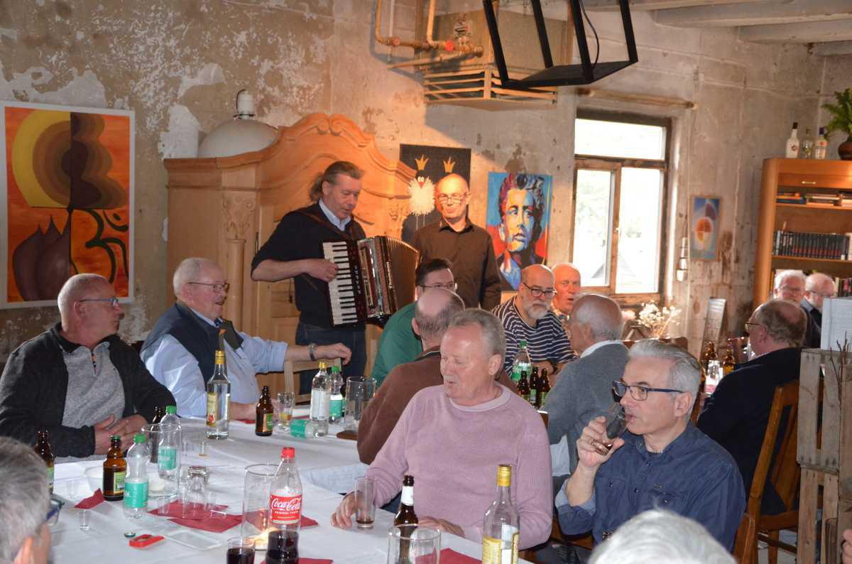 Gemeinsamer Frühschoppen stärkt die Freundschaft der Chöre