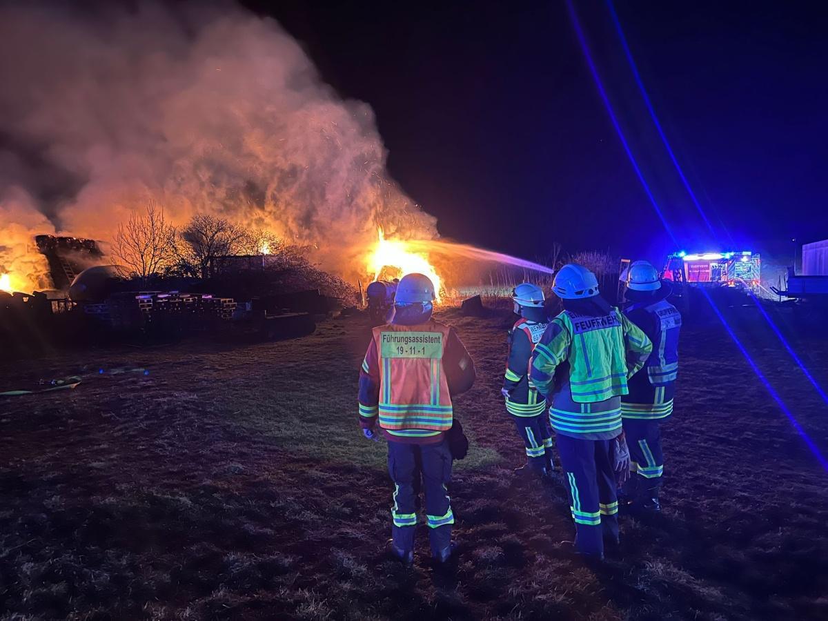 đ„ GroĂbrand in EttenbĂŒttel: 180 Rundballen Heu und Stroh in Flammen â 120 EinsatzkrĂ€fte vor Ort! đ đ„ GroĂbrand in EttenbĂŒttel: 180 Rundballen Heu und Stroh in Flammen â 120 EinsatzkrĂ€fte vor Ort! đ