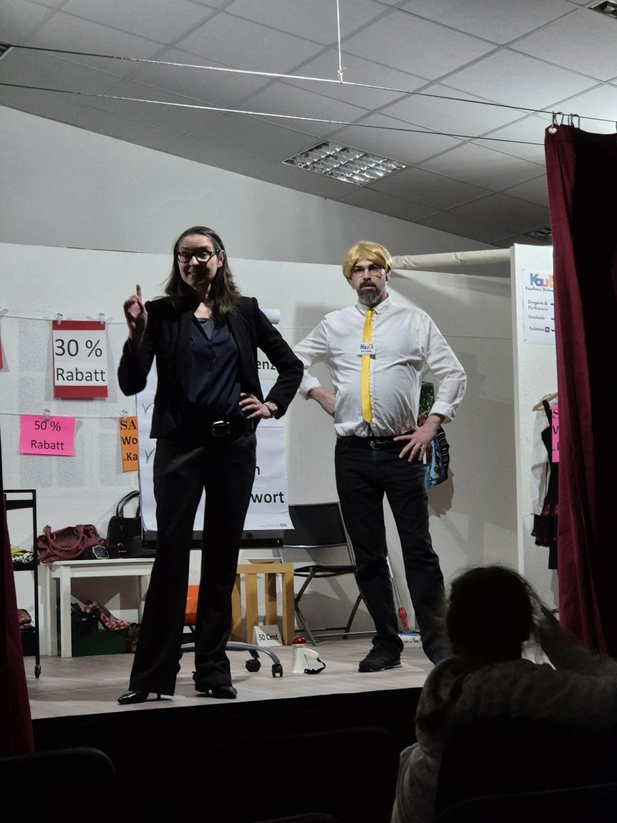 Kaufhaus in Trouble - Drei Ausverkaufte Vorstellungen der Laienspielgruppe Ettenbüttel sorgen für große Freude! Kaufhaus in Trouble - Drei Ausverkaufte Vorstellungen der Laienspielgruppe Ettenbüttel sorgen für große Freude!