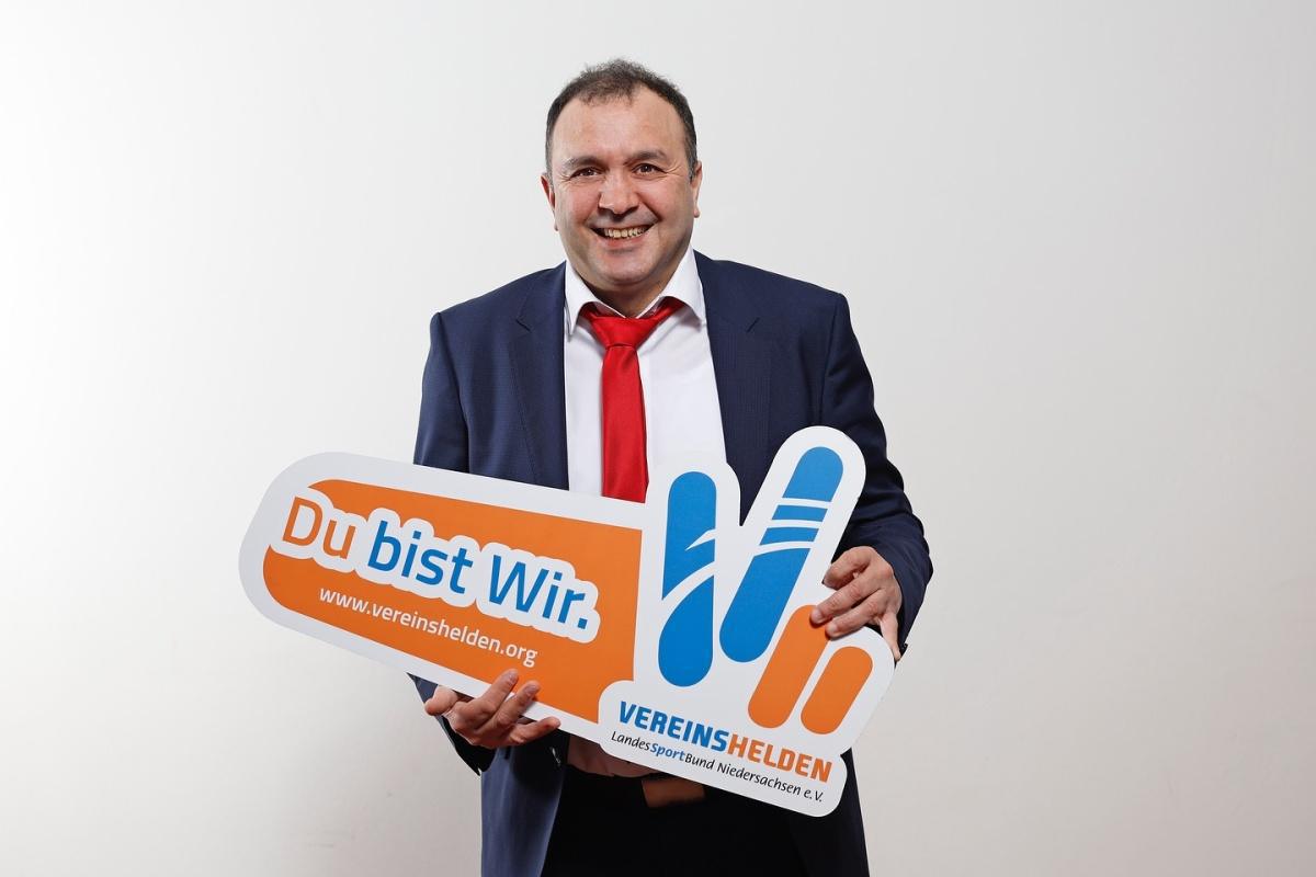 JFV Kickers feiern ihren Vereinshelden: Vorsitzender Can beim Ball des Sports Niedersachsen geehrt! 🏆🎉 JFV Kickers feiern ihren Vereinshelden: Vorsitzender Can beim Ball des Sports Niedersachsen geehrt! 🏆🎉