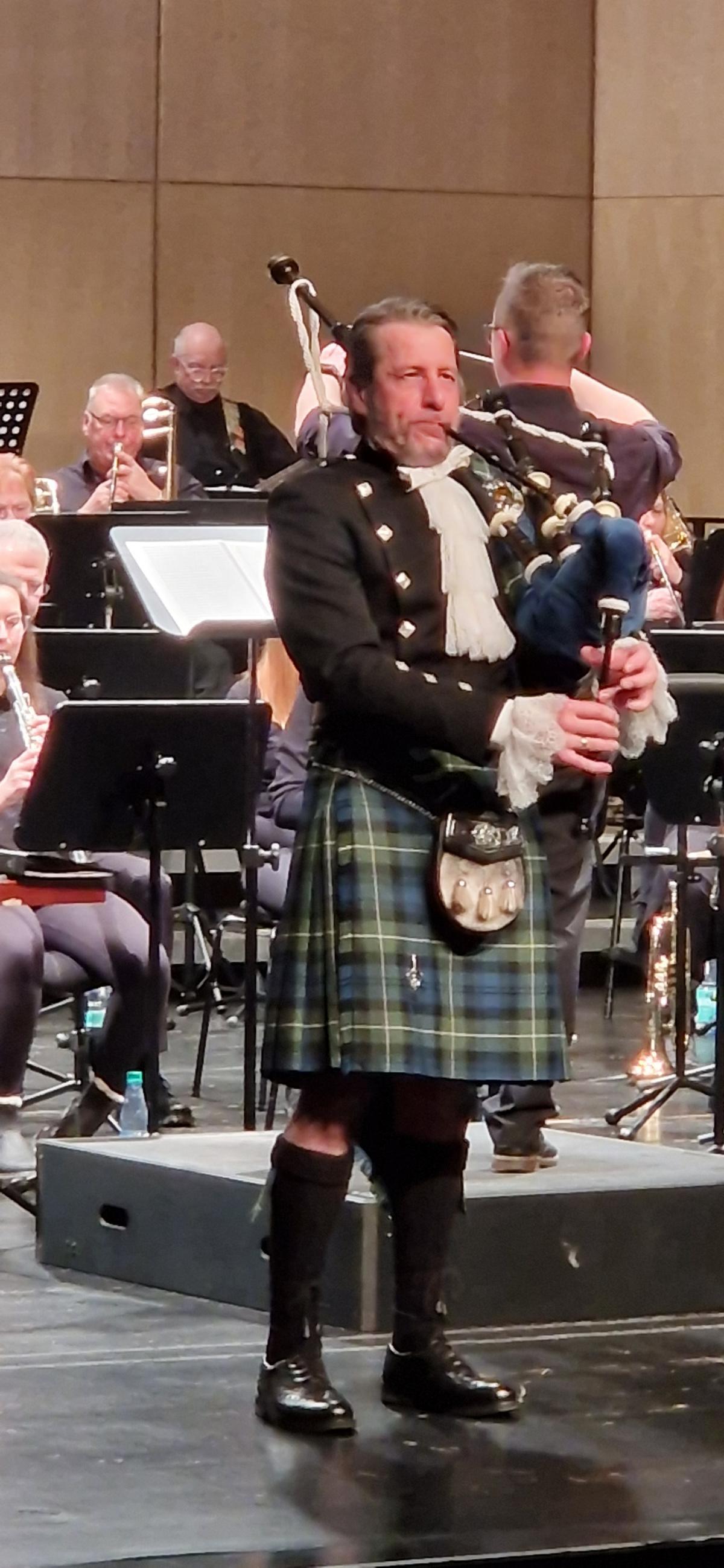 Feuerwehrmusikzüge Hillerse und Langelsheim begeistern 500 Besucher in der Gifhorner Stadthalle Feuerwehrmusikzüge Hillerse und Langelsheim begeistern 500 Besucher in der Gifhorner Stadthalle