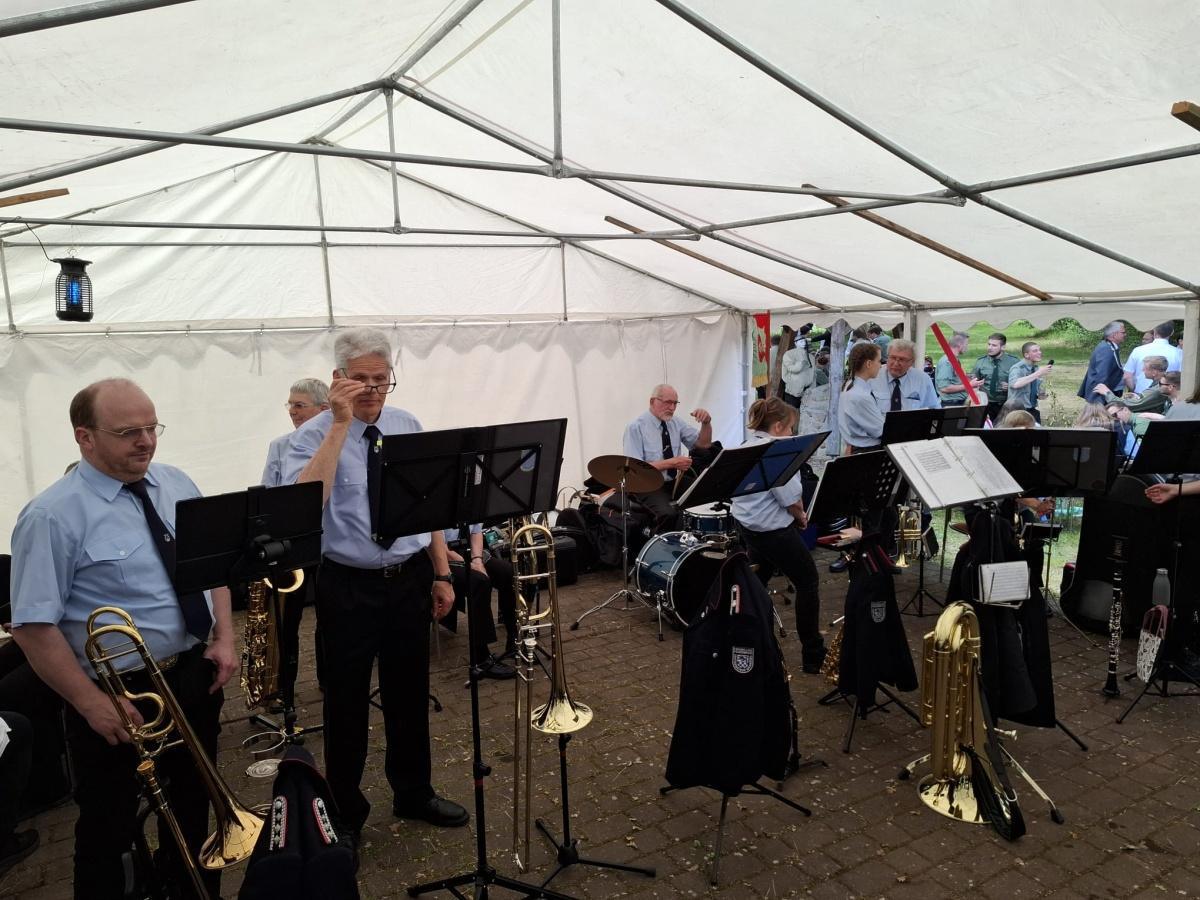 Mit Pauken, Trompeten & guter Laune: FWMZAM begeistert beim Königsfrühstück in Steinhorst – Pfingstspielen in Ahnsen am Sonntag ab 07:30 Uhr!