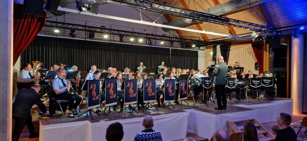 Mitreißendes Konzert in Meinersen: Feuerwehrmusikzug Ahnsen-Meinersen und Spielmannszug Wesendorf begeistern mit vielseitigem Programm Mitreißendes Konzert in Meinersen: Feuerwehrmusikzug Ahnsen-Meinersen und Spielmannszug Wesendorf begeistern mit vielseitigem Programm