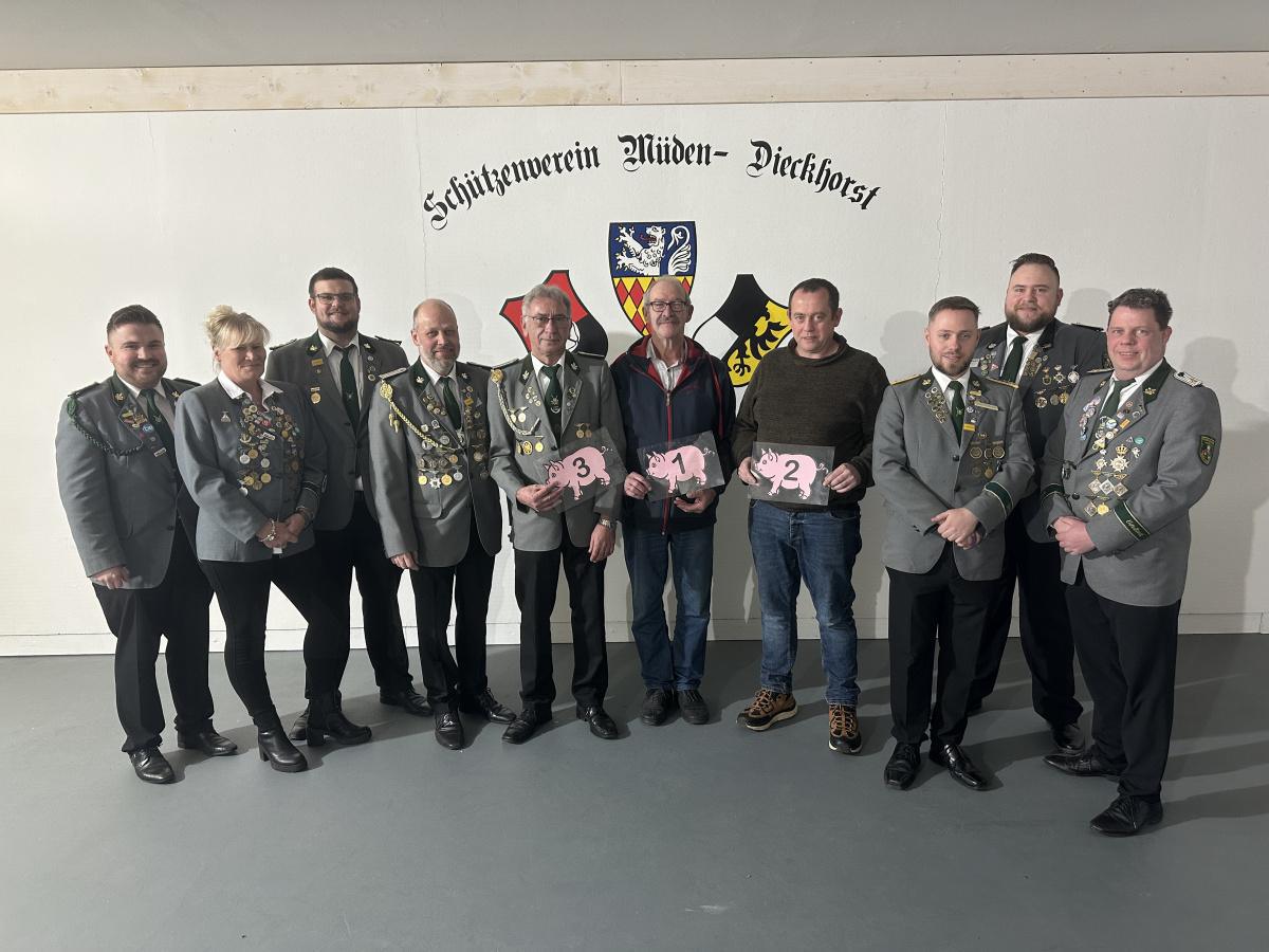 Schützenverein Müden-Dieckhorst - Günther Liebenau siegt und gewinnt ein ganzes Schwein Schützenverein Müden-Dieckhorst - Günther Liebenau siegt und gewinnt ein ganzes Schwein