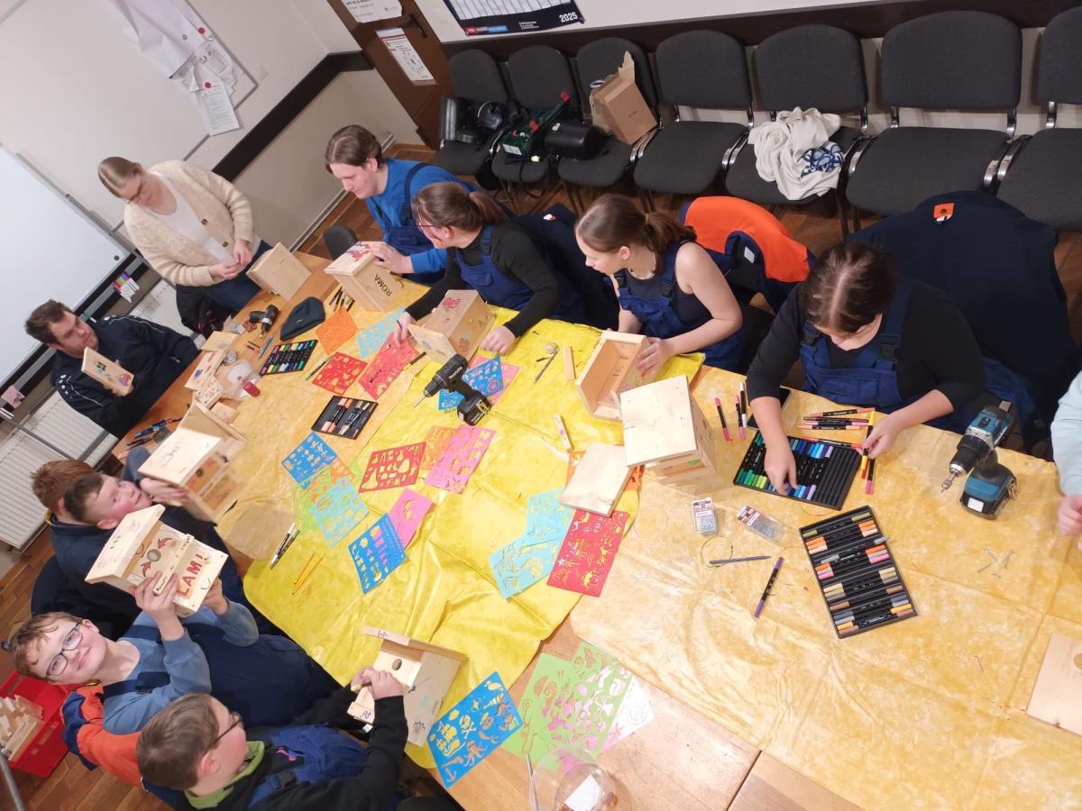 🐦 Jugendfeuerwehr Flettmar baut Vogelhäuser 🛠️ 🐦 Jugendfeuerwehr Flettmar baut Vogelhäuser 🛠️