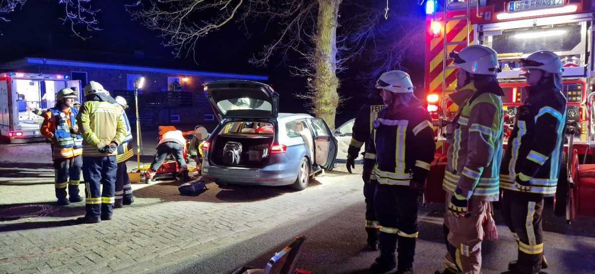 Verkehrsunfall in Ohof – Feuerwehren Leiferde, Meinersen und Ohof im Einsatz!  Verkehrsunfall in Ohof – Feuerwehren Leiferde, Meinersen und Ohof im Einsatz!