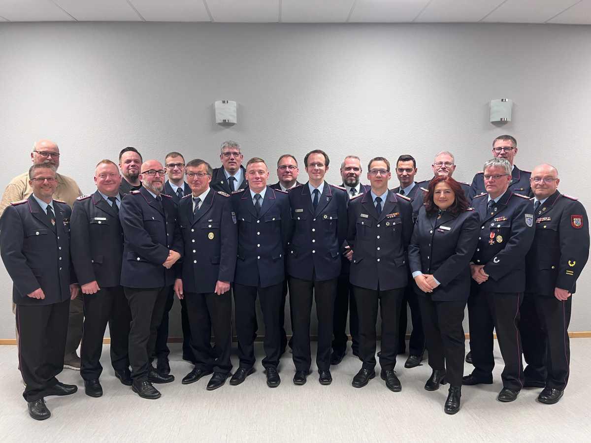 Meinerser Ortsbrandmeister Kai Ludolf erhält das „Ehrenzeichen am Bande“ auf der Jahreshauptversammlung der Samtgemeinde-Feuerwehr. Meinerser Ortsbrandmeister Kai Ludolf erhält das „Ehrenzeichen am Bande“ auf der Jahreshauptversammlung der Samtgemeinde-Feuerwehr.