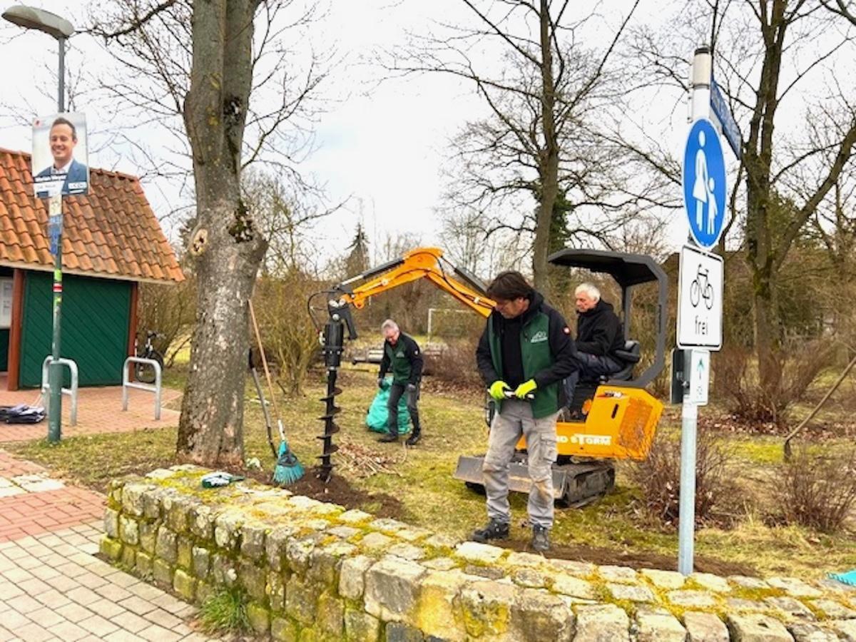 Vereine nutzen jetzt einen neuen Schaukasten in der Ortsmitte von Seershausen Vereine nutzen jetzt einen neuen Schaukasten in der Ortsmitte von Seershausen