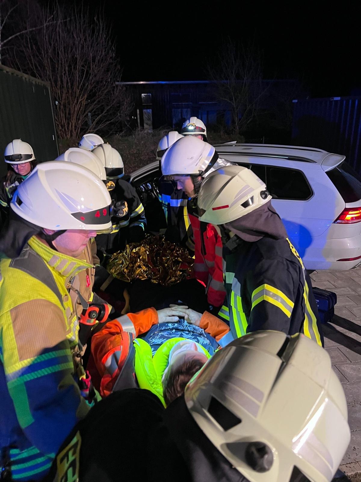 🚒 Feuerwehr Hillerse trifft Rettungsdienst 🚑 Spannender Ausbildungsdienst mit dem DRK Gifhorn 🚒 Feuerwehr Hillerse trifft Rettungsdienst 🚑 Spannender Ausbildungsdienst mit dem DRK Gifhorn
