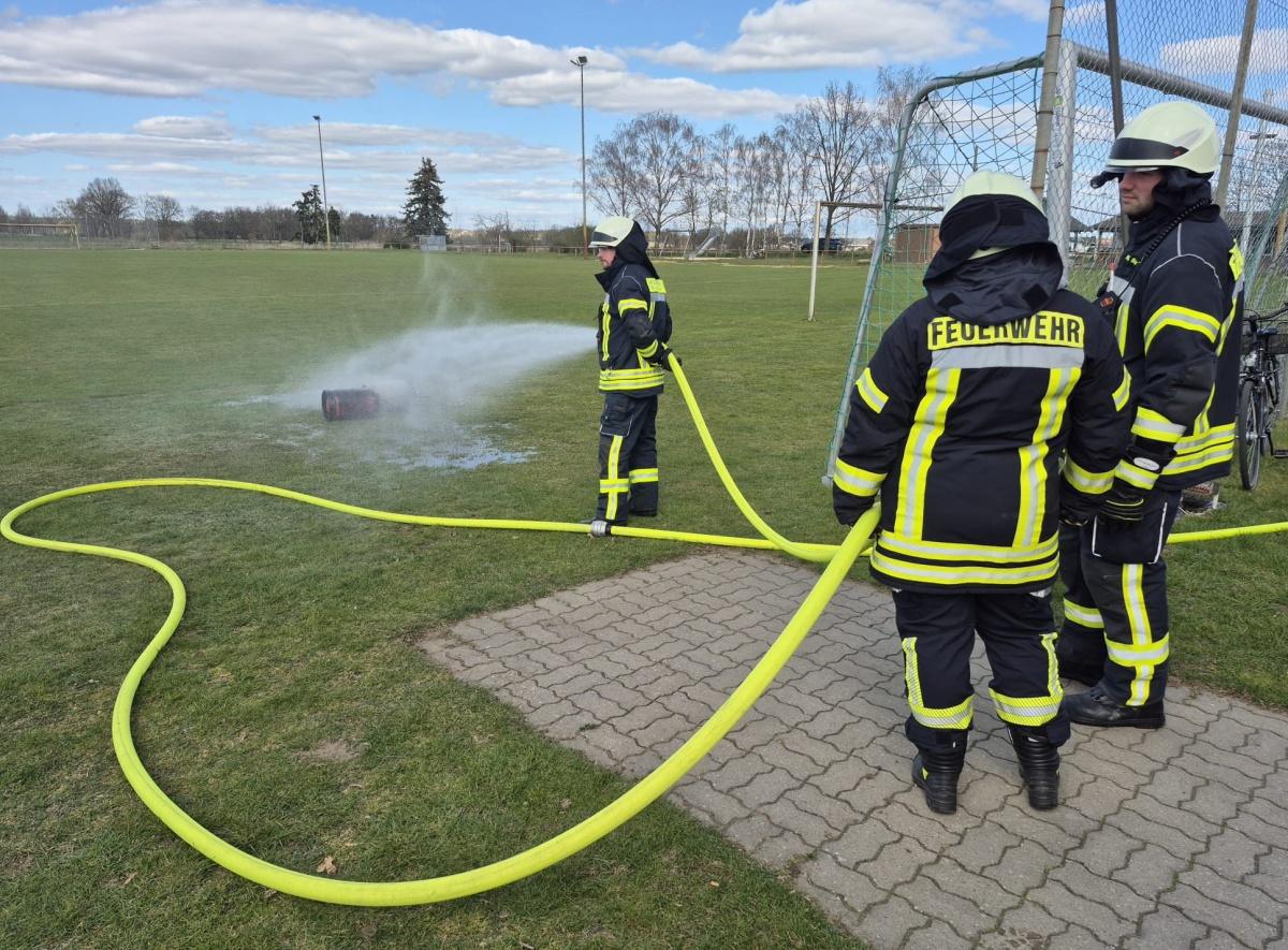 Gasgrill explodiert während Fussball Kreisliga Spitzenspiel TSV Brechtorf gegen SV Meinersen. Gasgrill explodiert während Fussball Kreisliga Spitzenspiel TSV Brechtorf gegen SV Meinersen.