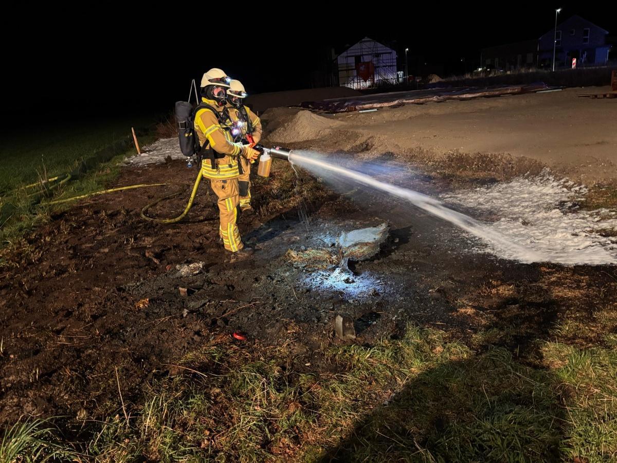 Feuerwehr Hillerse im Einsatz: Graslandbrand und brennendes Dixiklo gelöscht