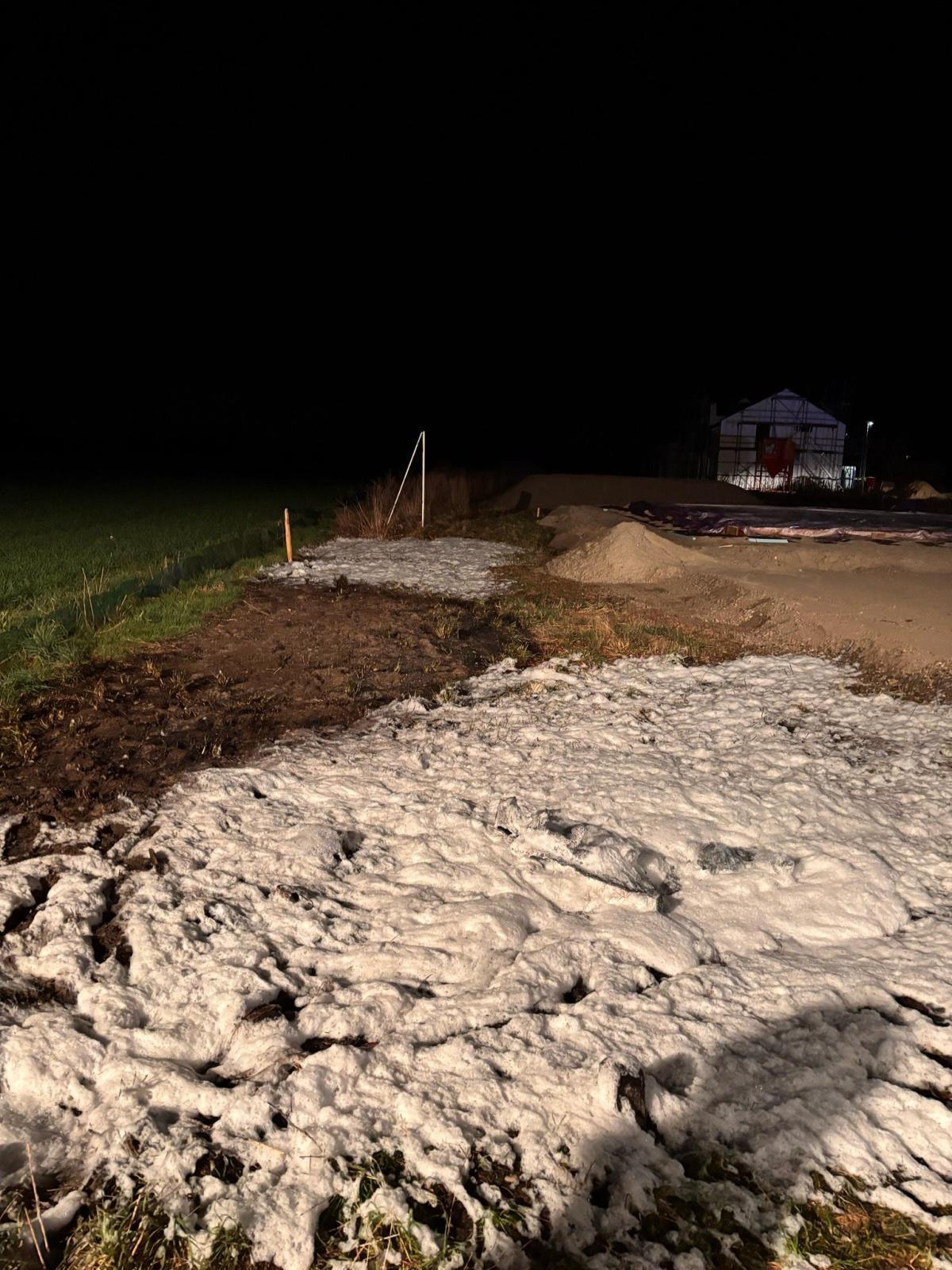 Feuerwehr Hillerse im Einsatz: Graslandbrand und brennendes Dixiklo gelöscht