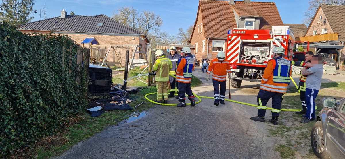 Feuer in Dieckhorst: Sichtschutzzaun, IBC-Container und Pool in Flammen – Polizei ermittelt Brandursache