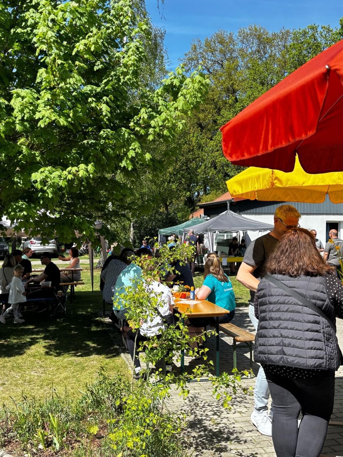 Ettenbüttel im Mai: Feiern, Anpacken, Zusammenhalten Ettenbüttel im Mai: Feiern, Anpacken, Zusammenhalten