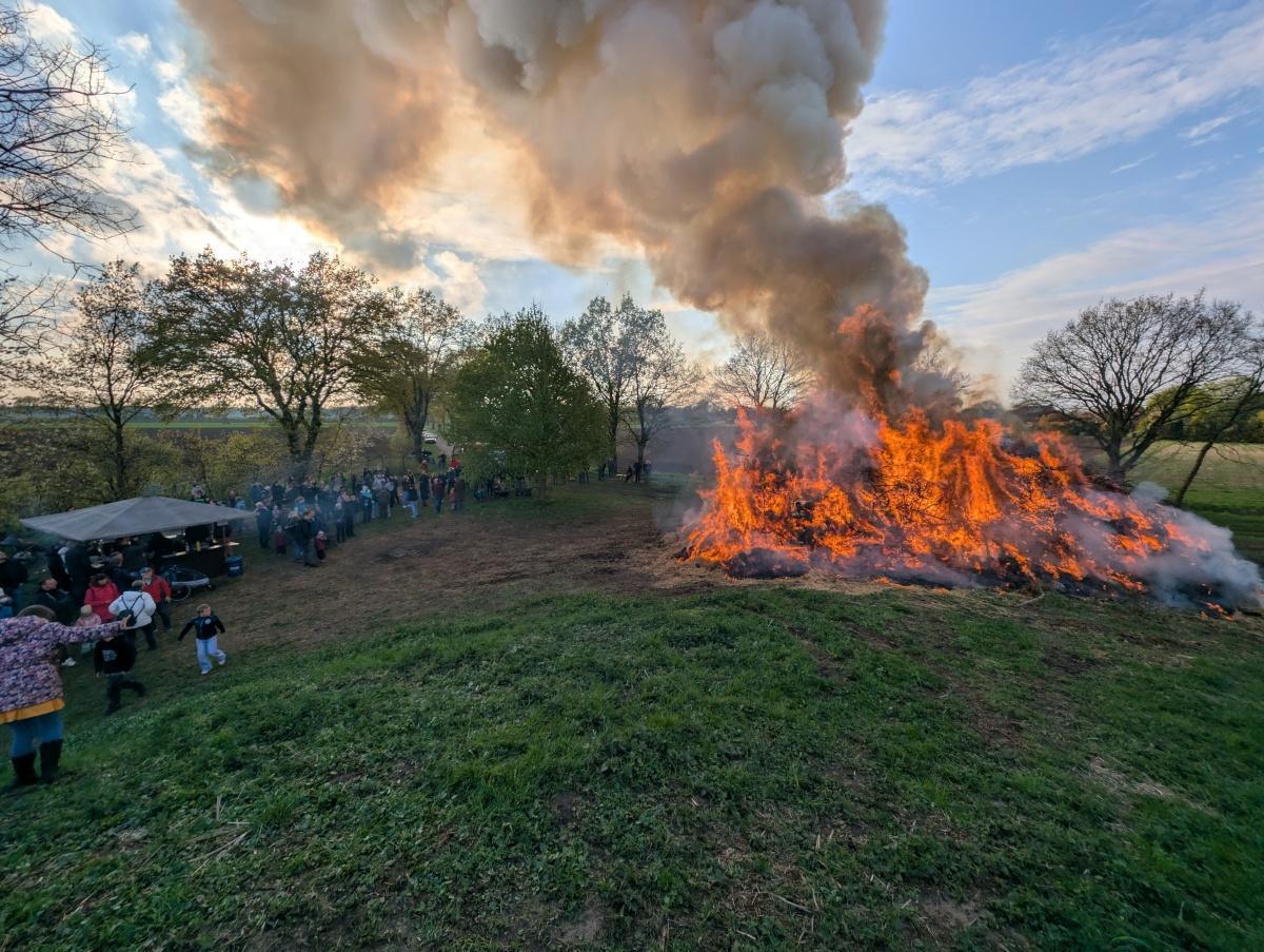 Zwei Nächte Osterfeuerwache: Jugend- und Kinderfeuerwehr Flettmar zeigen vollen Einsatz Zwei Nächte Osterfeuerwache: Jugend- und Kinderfeuerwehr Flettmar zeigen vollen Einsatz