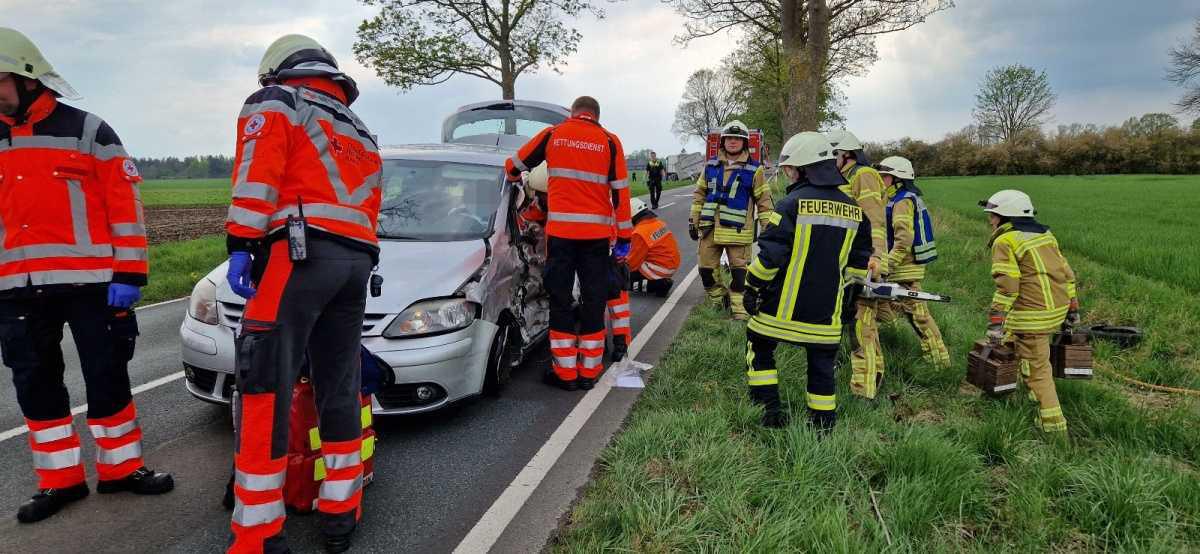 Fast-Frontalzusammenstoß auf L 320 bei Hillerse: LKW prallt in VW Golf
