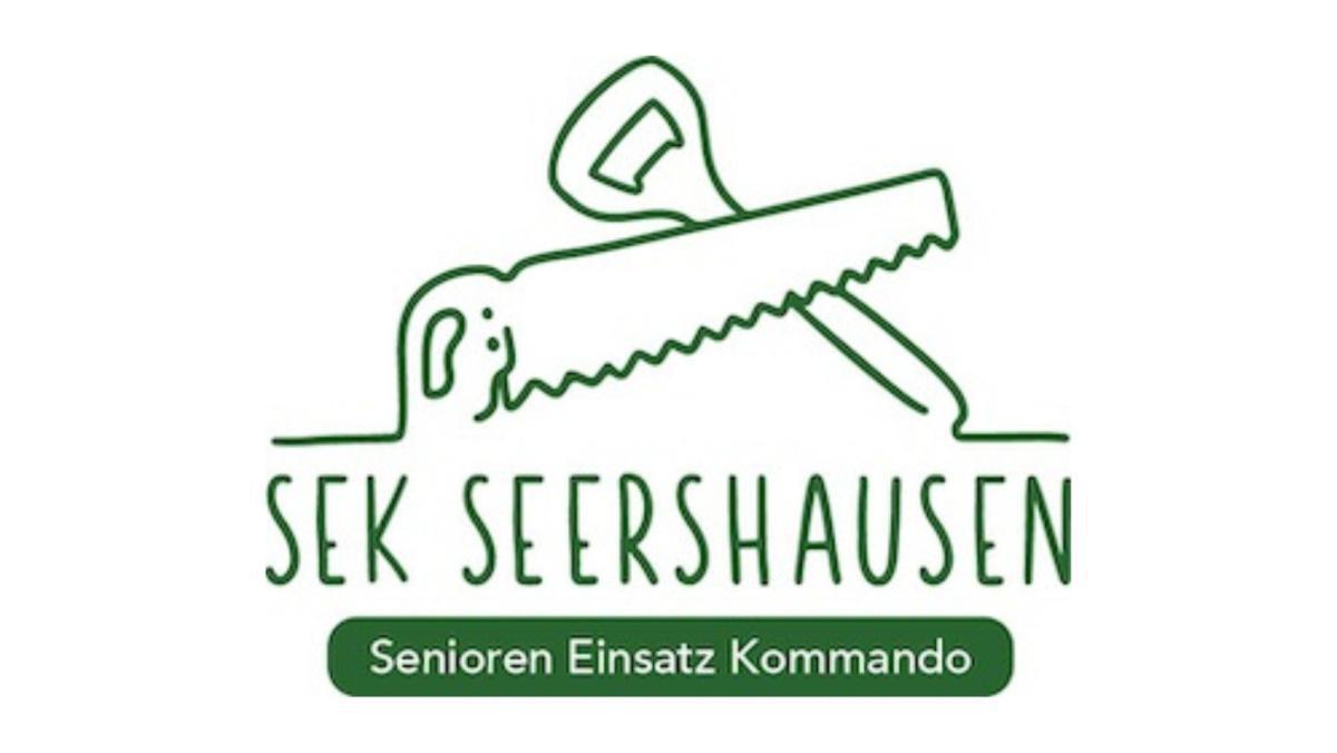 Seershausen: Kinder, Eltern und das SEK bauen ein Tipi aus Weidenstöckern auf dem Spielplatz Seershausen: Kinder, Eltern und das SEK bauen ein Tipi aus Weidenstöckern auf dem Spielplatz