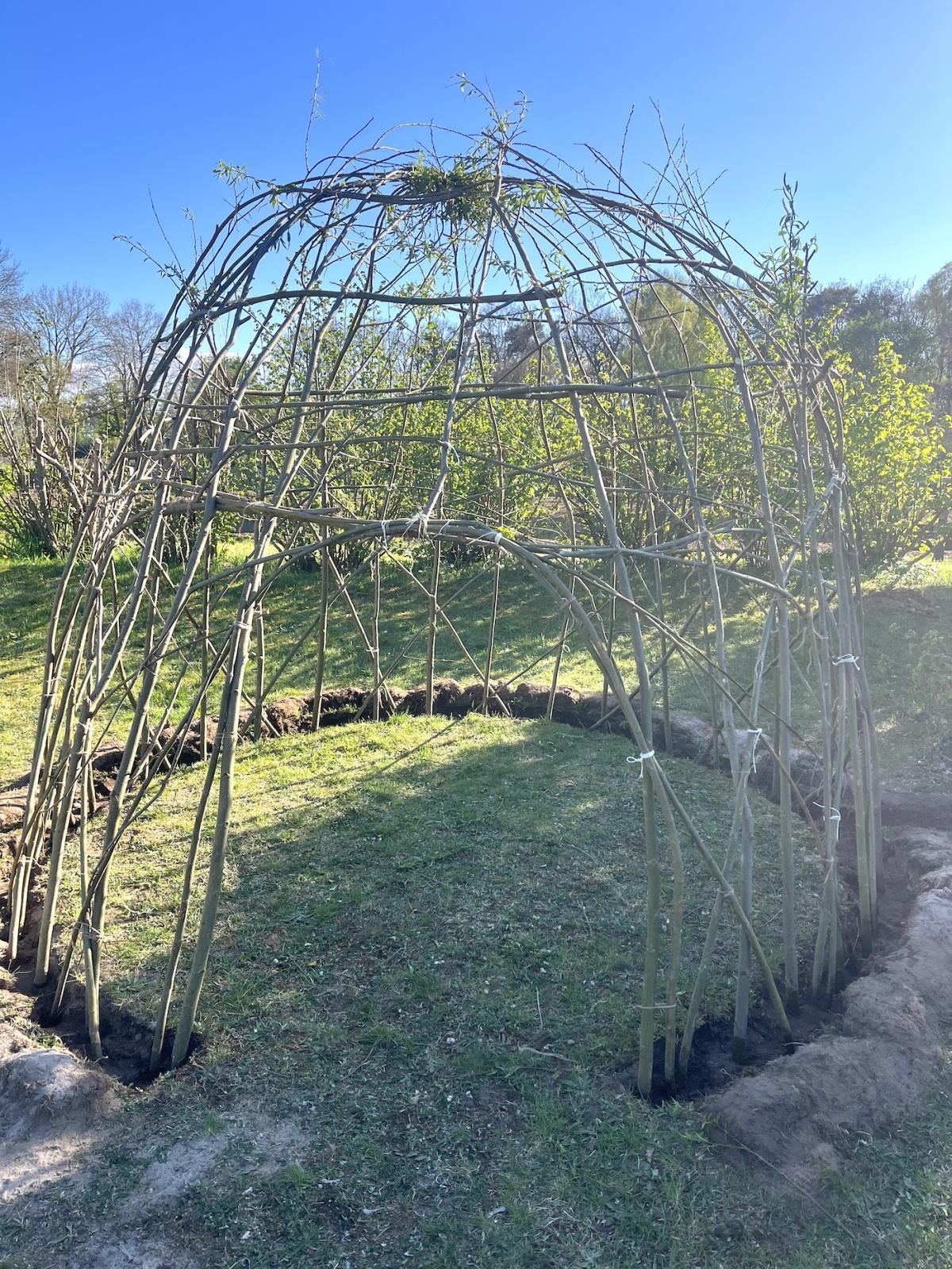 Seershausen: Kinder, Eltern und das SEK bauen ein Tipi aus Weidenstöckern auf dem Spielplatz Seershausen: Kinder, Eltern und das SEK bauen ein Tipi aus Weidenstöckern auf dem Spielplatz