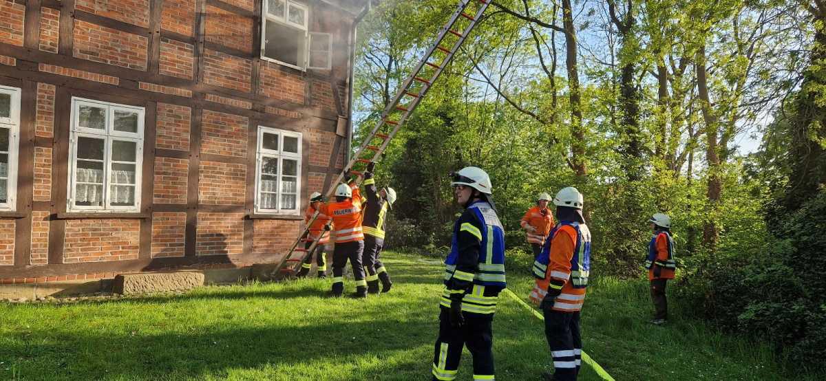 Großübung statt Großbrand: Feuerwehren simulieren Einsatz im Bürgerhaus Müden