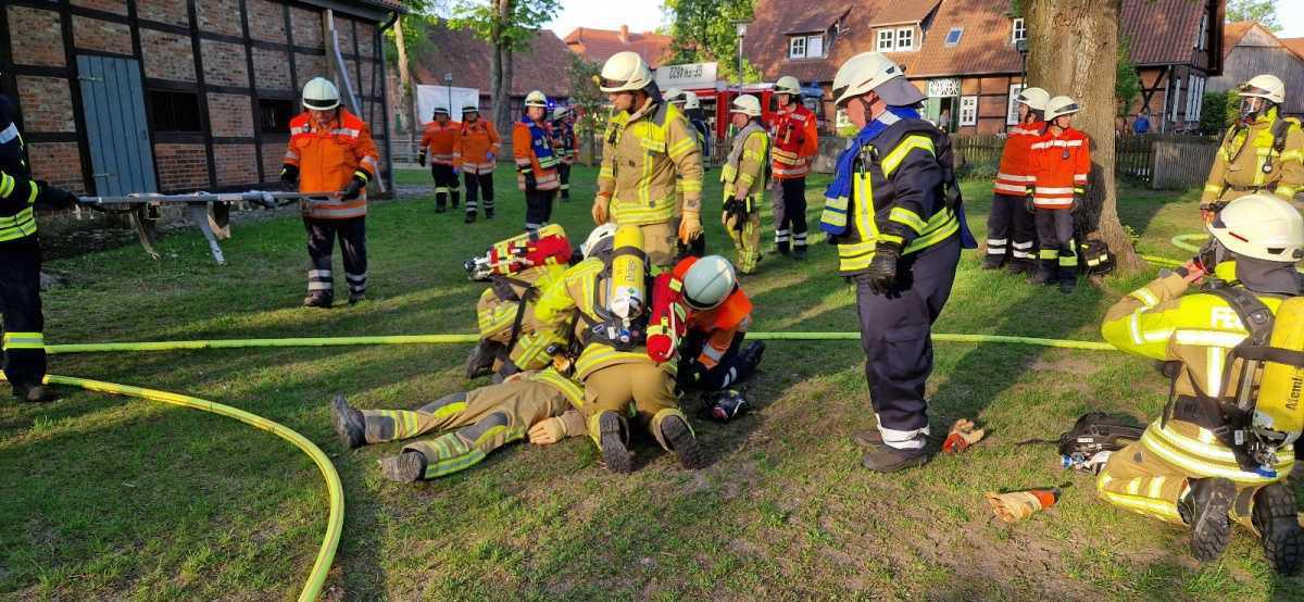 Großübung statt Großbrand: Feuerwehren simulieren Einsatz im Bürgerhaus Müden