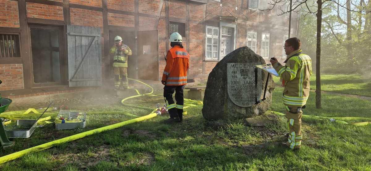 Großübung statt Großbrand: Feuerwehren simulieren Einsatz im Bürgerhaus Müden
