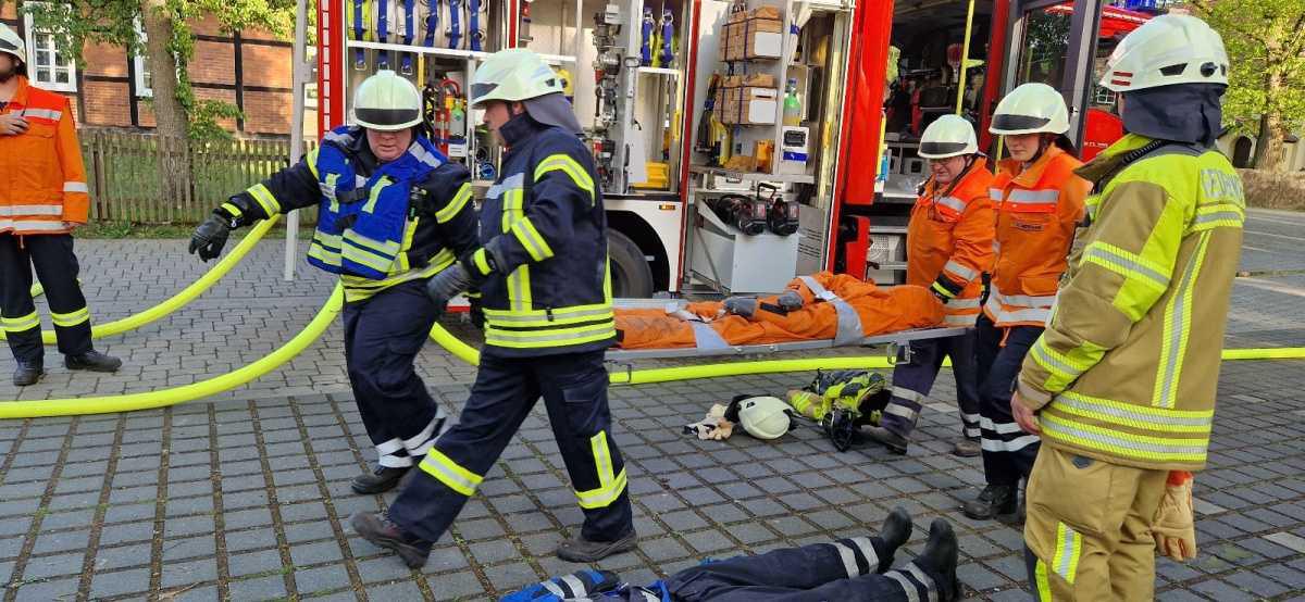 Großübung statt Großbrand: Feuerwehren simulieren Einsatz im Bürgerhaus Müden