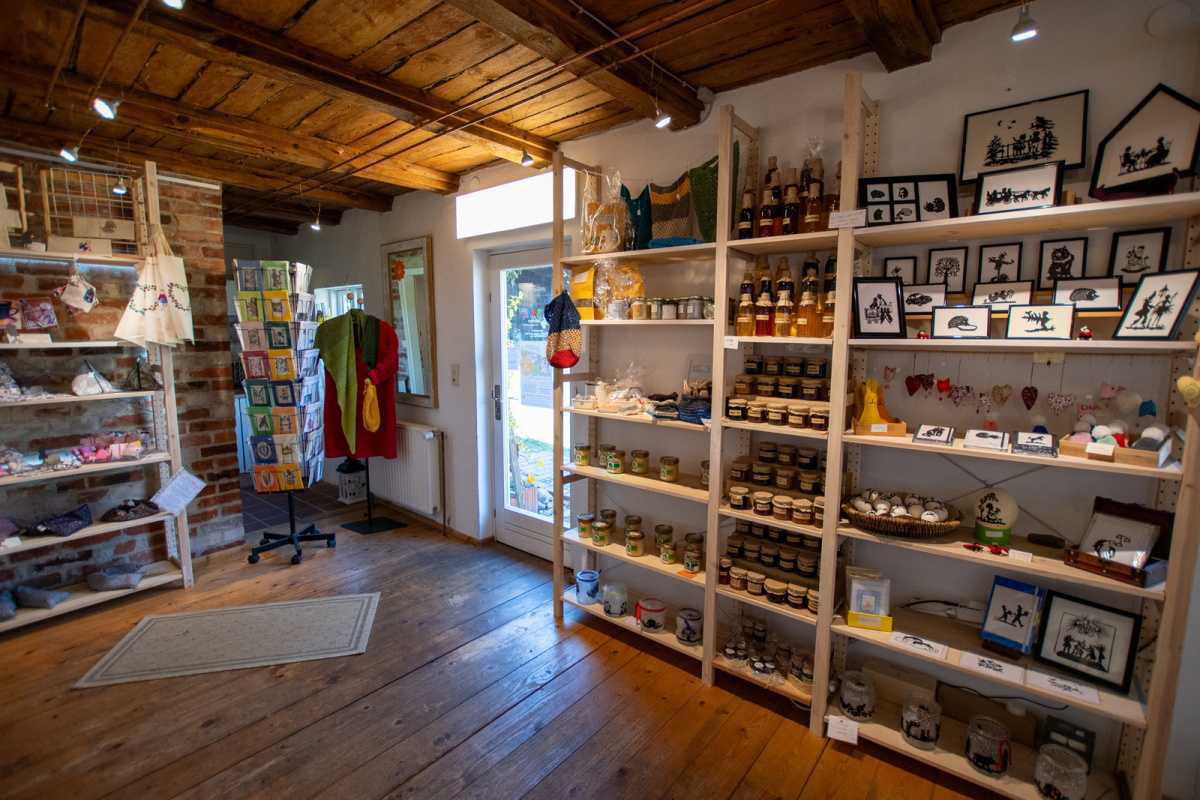 Neues Regal im UNSAhof: Handgemachtes, Kräuter, Tees – und jetzt auch Honig! 🍯