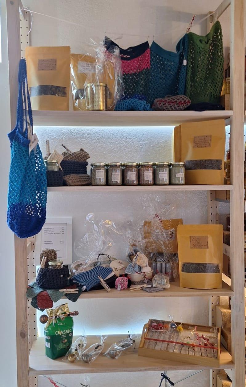 Neues Regal im UNSAhof: Handgemachtes, Kräuter, Tees – und jetzt auch Honig! 🍯