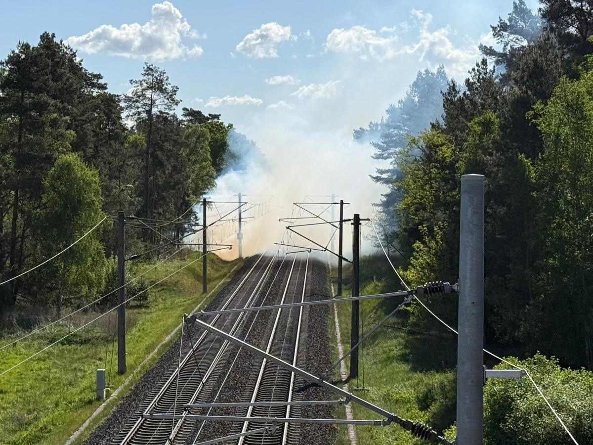 Flächenbrände bei Leiferde: Bahnstrecke Meinersen–Gifhorn am Vormittag gesperrt – 80 Einsatzkräfte vor Ort