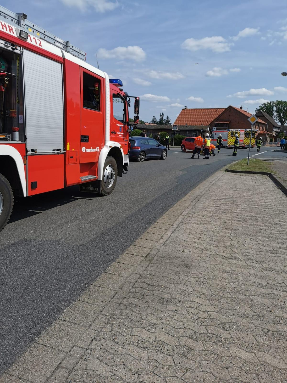 Verkehrsunfall in Hillerse: Zwei Verletzte – Feuerwehr sichert Einsatzstelle und bindet auslaufende Betriebsmittel