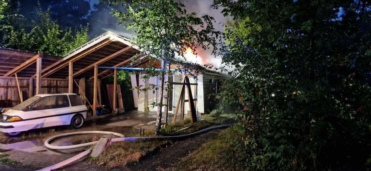 Seershausen: Feuerwehren löschen Garagenbrand – Bewohner verletzt ins Krankenhaus Seershausen: Feuerwehren löschen Garagenbrand – Bewohner verletzt ins Krankenhaus
