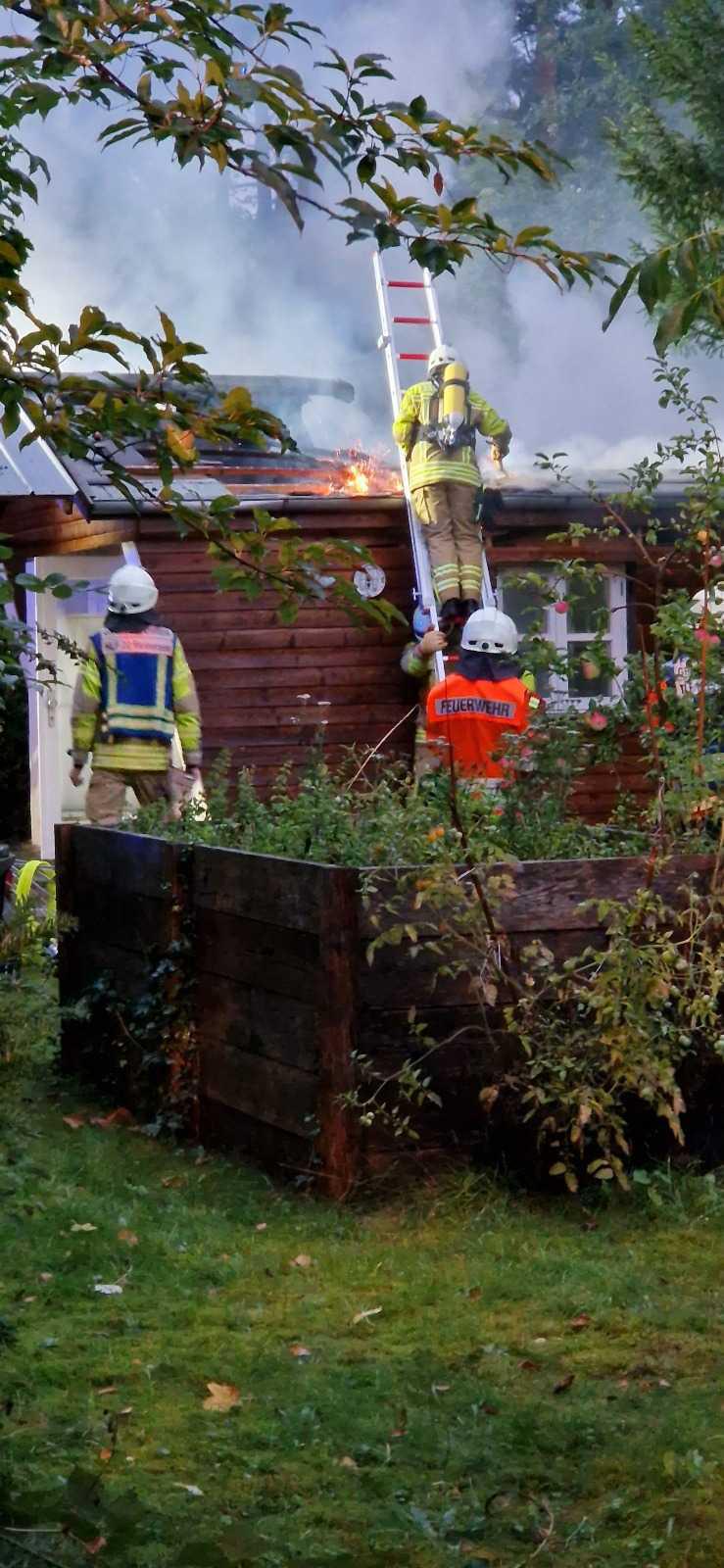 Seershausen: Feuerwehren löschen Garagenbrand – Bewohner verletzt ins Krankenhaus