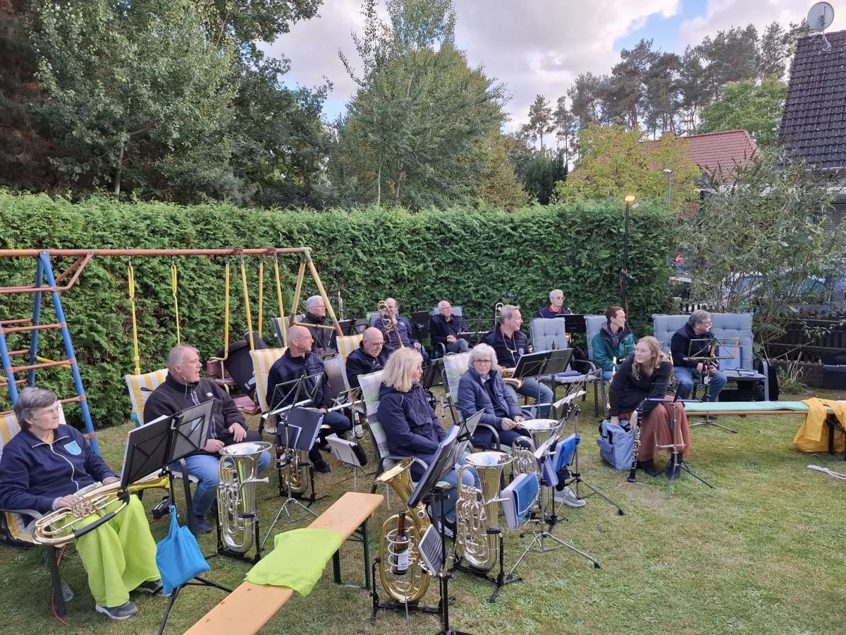 FWMZ Ahnsen/Meinersen: "Musik verbindet", Open-Air-Probe mit dem Musikzug der Feuerwehr Gifhorn.