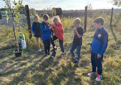 🔵⚪Fußball-Förderverein pflanzt mit den Waldkickern einen Apfelbaum – Geheimrat Dr. Oldenburg zieht nach Seershausen!⚪🔵 🔵⚪Fußball-Förderverein pflanzt mit den Waldkickern einen Apfelbaum – Geheimrat Dr. Oldenburg zieht nach Seershausen!⚪🔵