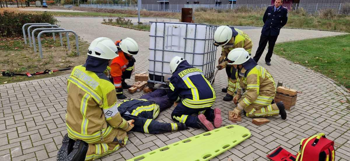 22 Feuerwehrleute bestehen Truppführer-Prüfung in der Samtgemeinde Meinersen 22 Feuerwehrleute bestehen Truppführer-Prüfung in der Samtgemeinde Meinersen