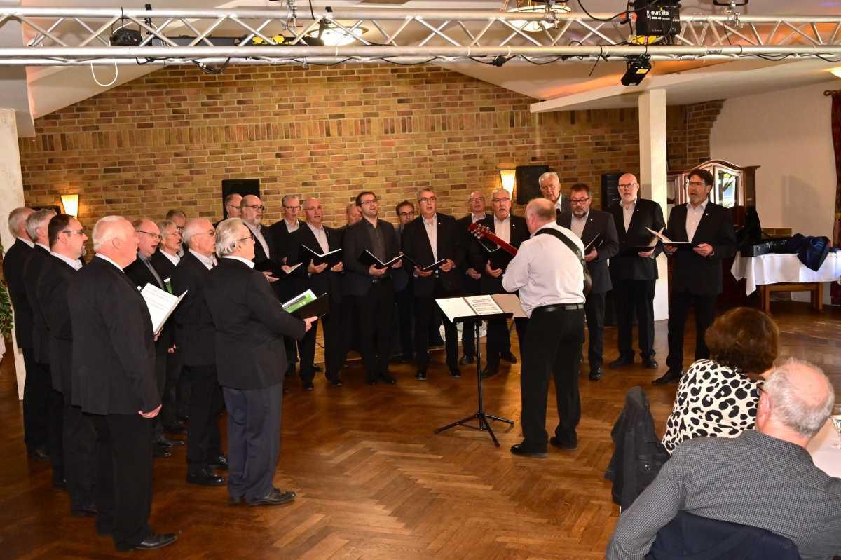 Ständchen des MGV Seershausen zum 80. Geburtstag von Gerd Hoffmann Ständchen des MGV Seershausen zum 80. Geburtstag von Gerd Hoffmann