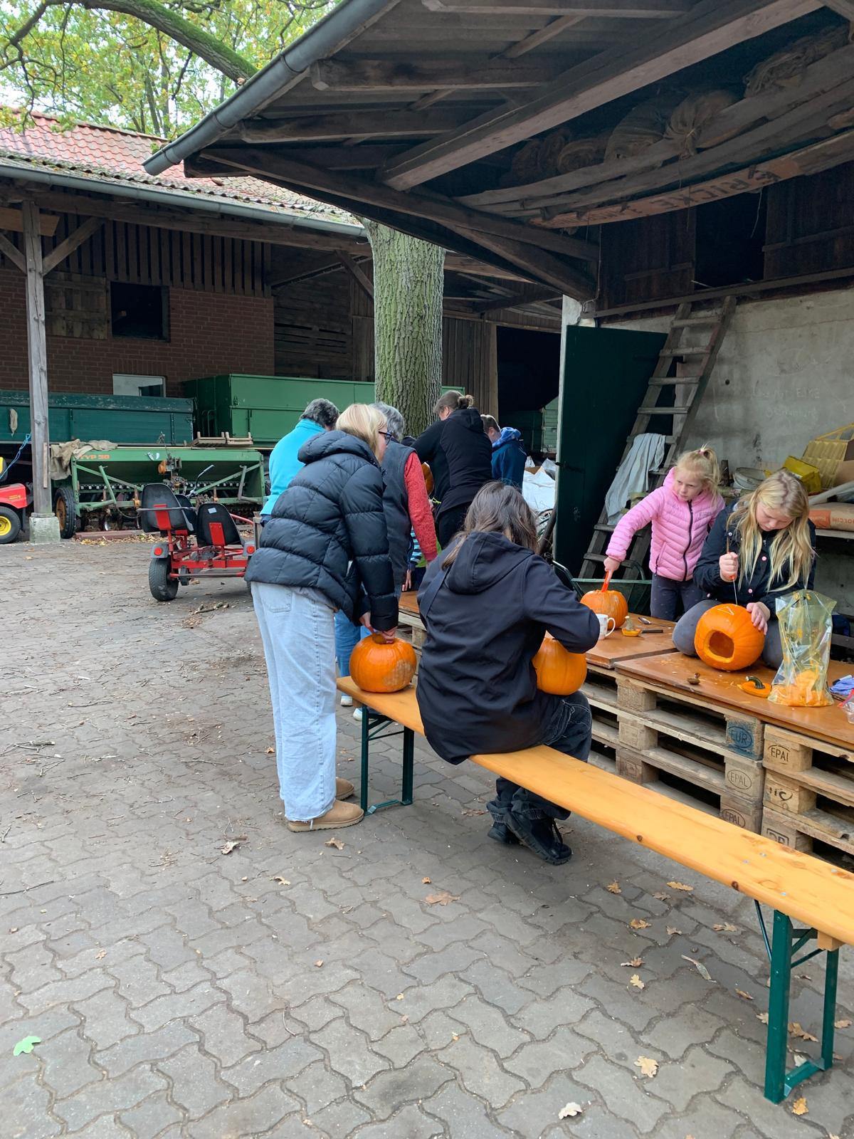 Herbstferienaktionen der Dorfgemeinschaft Ettenbüttel e. V. Herbstferienaktionen der Dorfgemeinschaft Ettenbüttel e. V.
