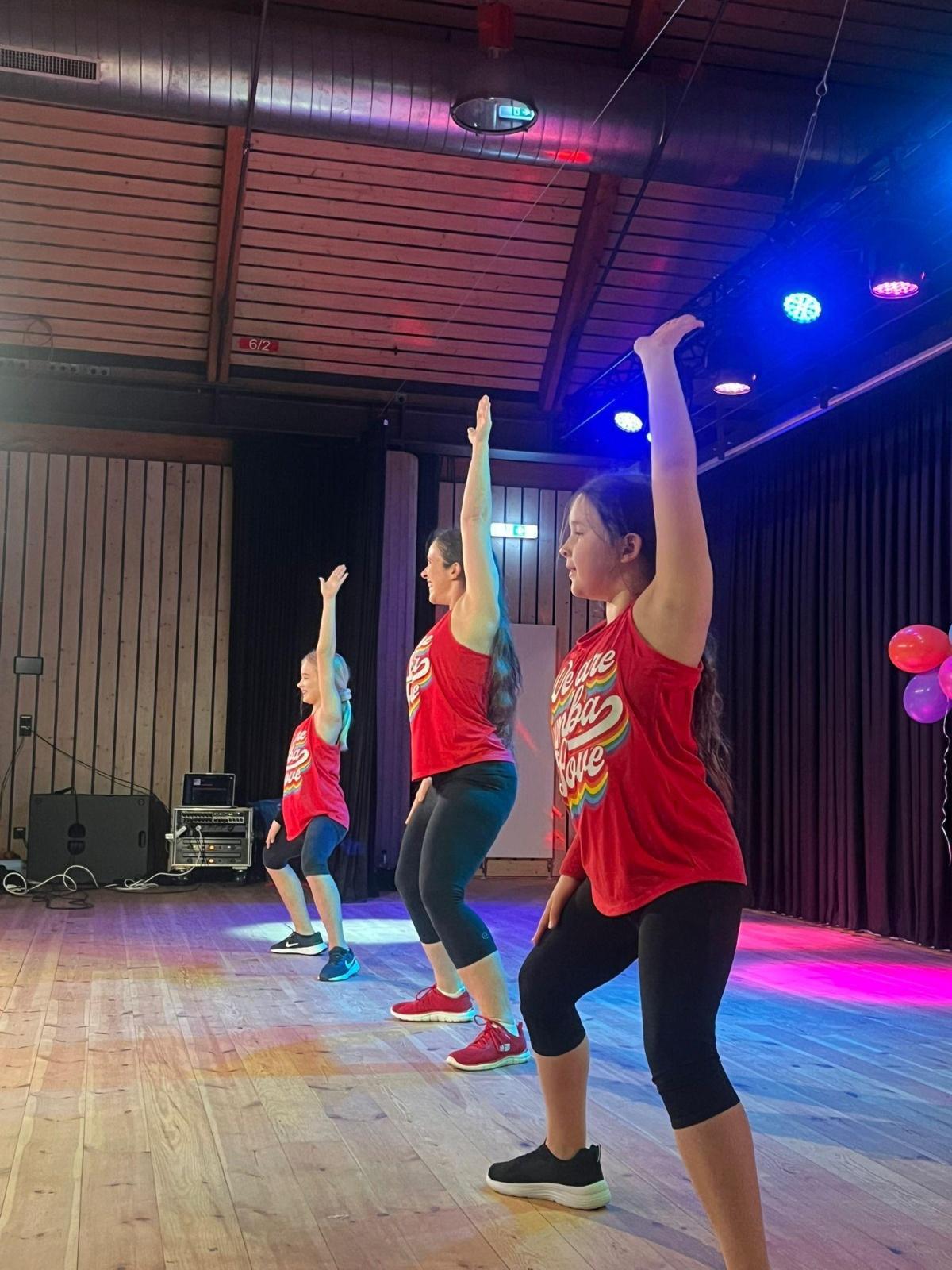Wenn es aus dem Kulturzentrum dröhnt und dampft ist ZUMBA Fitness Party in Meinersen! Wenn es aus dem Kulturzentrum dröhnt und dampft ist ZUMBA Fitness Party in Meinersen!