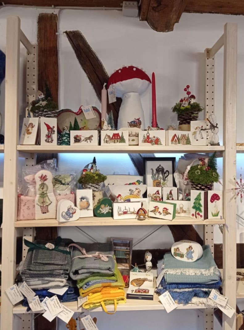Neues Regal im UNSAhof: Handgefertigtes von Ingrid 🌸✨