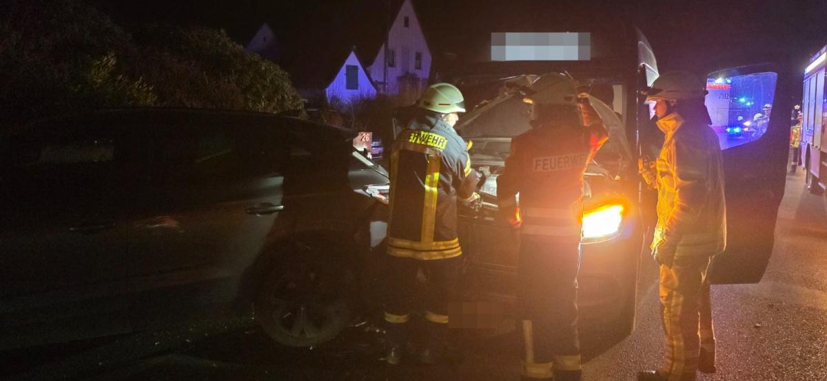 Meinersen: Unfall auf der Dalldorfer Straße - Kleinbus-Fahrer verletzt – Anlieger reagiert vorbildlich Meinersen: Unfall auf der Dalldorfer Straße - Kleinbus-Fahrer verletzt – Anlieger reagiert vorbildlich