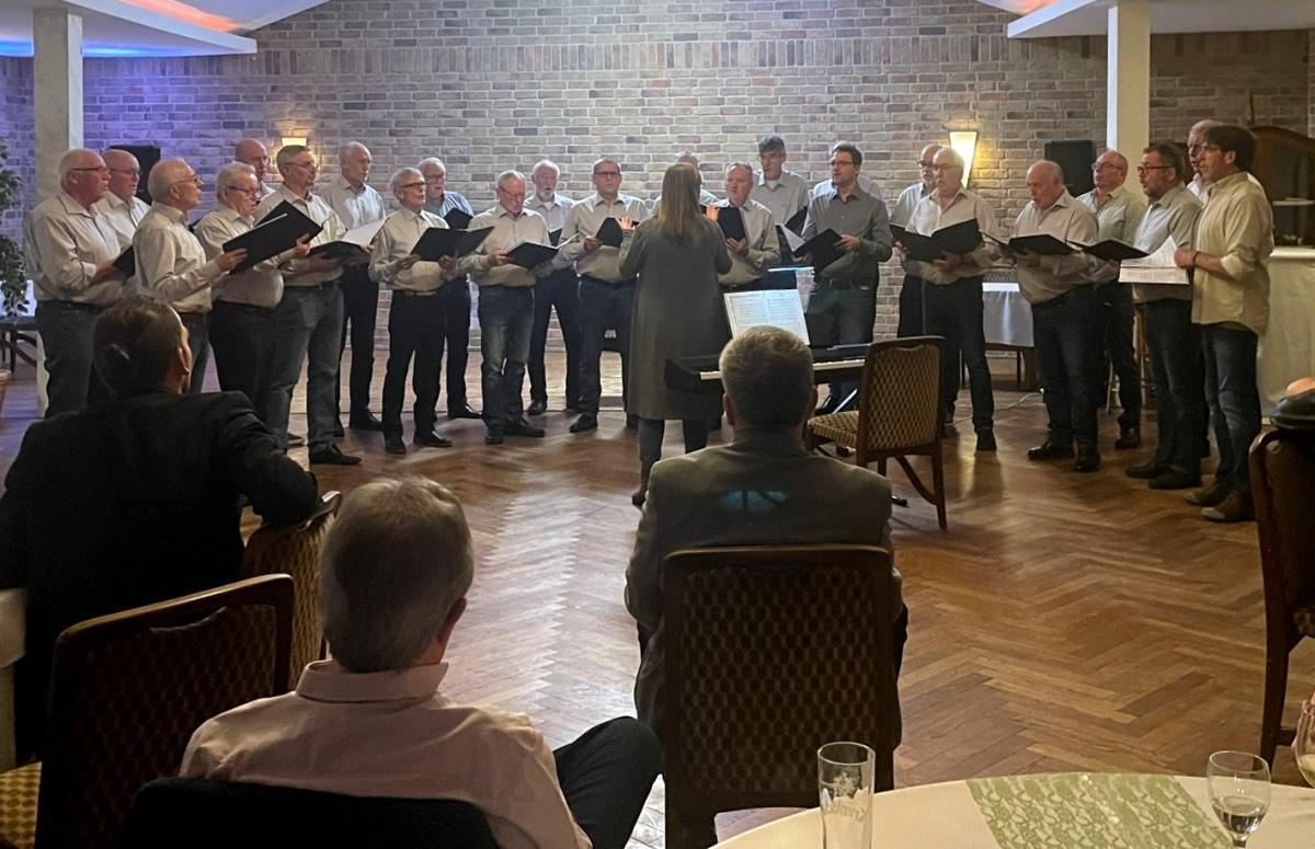 Musikalisches Ständchen vom MGV Seershausen zum 60. Geburtstag von Michael Hoske Musikalisches Ständchen vom MGV Seershausen zum 60. Geburtstag von Michael Hoske