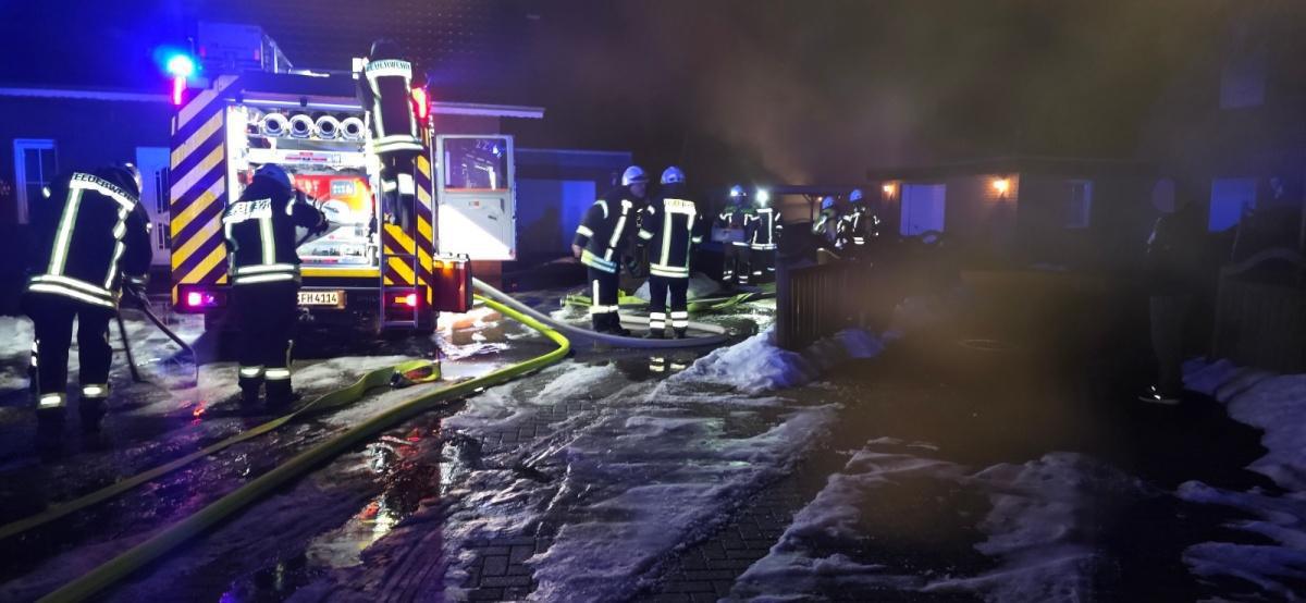 Schuppenbrand in Ahnsen: Feuerwehr verhindert Übergreifen auf Carport, Garage und Wohnhaus Schuppenbrand in Ahnsen: Feuerwehr verhindert Übergreifen auf Carport, Garage und Wohnhaus