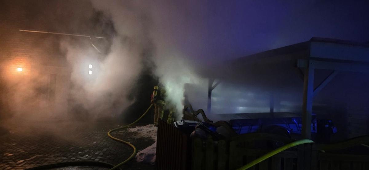 Schuppenbrand in Ahnsen: Feuerwehr verhindert Übergreifen auf Carport, Garage und Wohnhaus