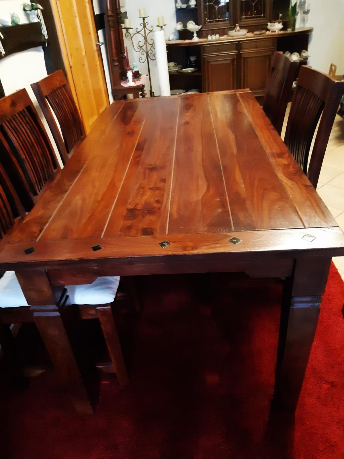 Esszimmertisch mit 8 Stühlen zu verkaufen Esszimmertisch mit 8 Stühlen zu verkaufen