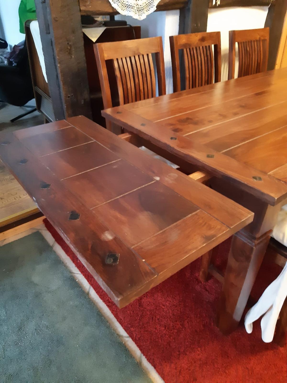 Esszimmertisch mit 8 Stühlen zu verkaufen