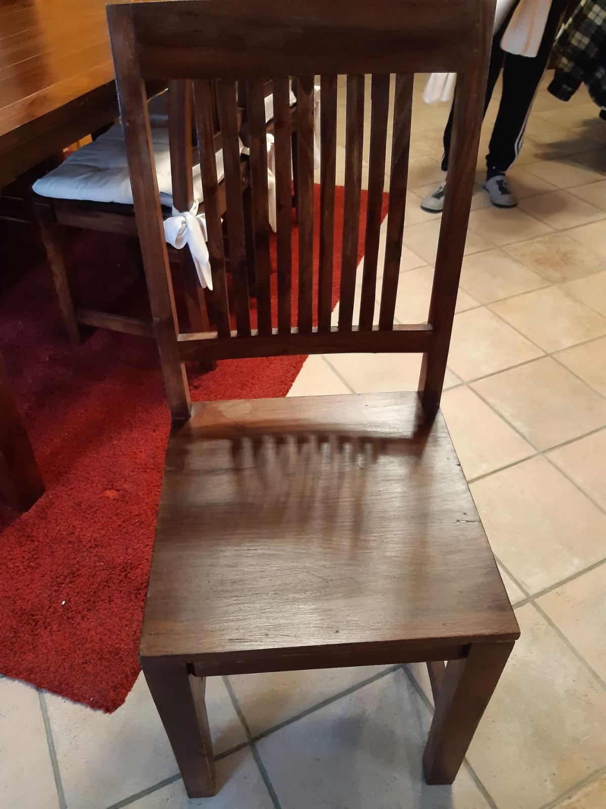 Esszimmertisch mit 8 Stühlen zu verkaufen Esszimmertisch mit 8 Stühlen zu verkaufen