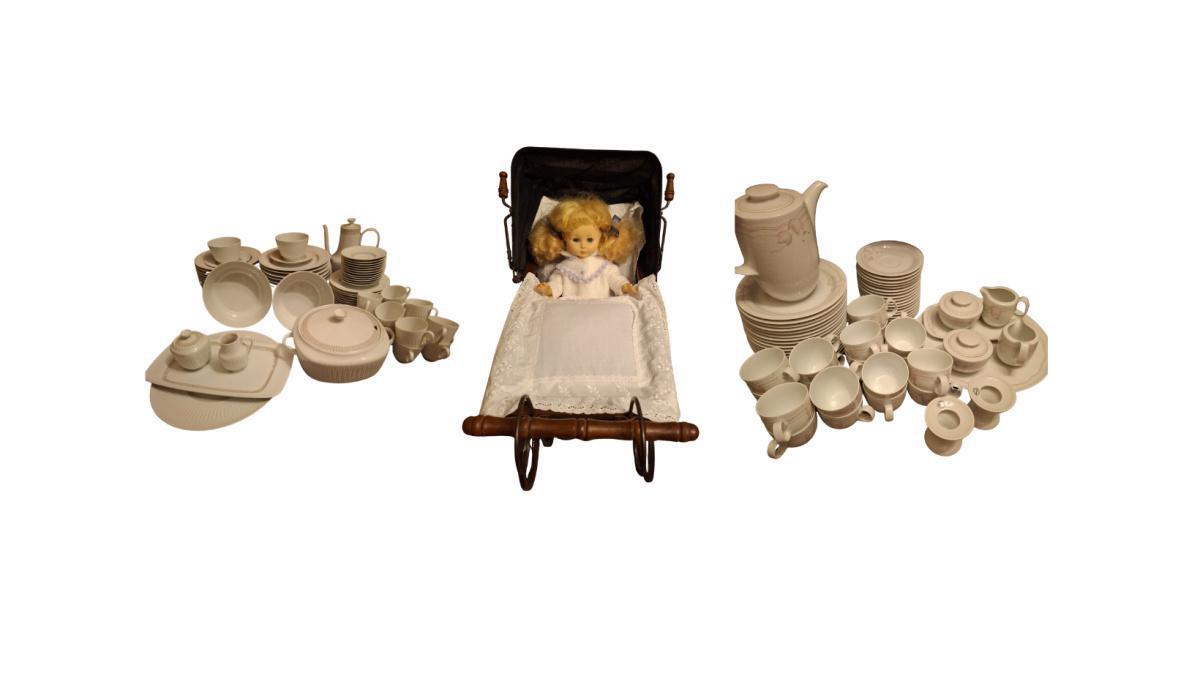 Geschirr und Puppenwagen zu verkaufen